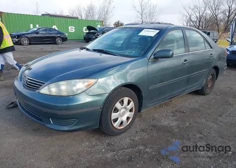 2005 Toyota Camry Le z USA, uszkodzony, nr VIN 4T1BE32K05U094290